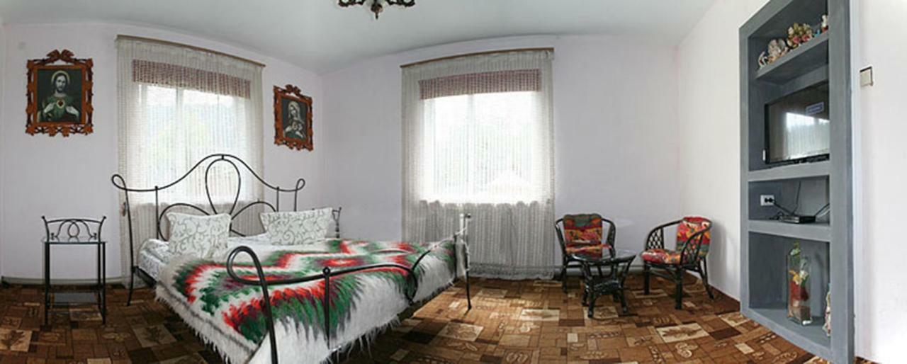 Садиба Там Де Гори Krivorovnya Esterno foto